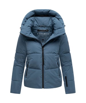 Die Damenjacke Frostherz XIV von Navahoo kombiniert modische Steppoptik mit hoher Funktionalität – ideal für kalte Tage in Stadt und Freizeit. Der hochschließende Kragen, die abnehmbare Kapuze und gefütterte Taschen schützen zuverlässig vor Wind und Kälte. Mit praktischen Außen- und Innentaschen, leichtem Gewicht und optimaler Länge ist sie ein vielseitiger Begleiter für Alltag und Outdoor-Aktivitäten. Erhältlich in 11 Farben und Größen XS–XXL.