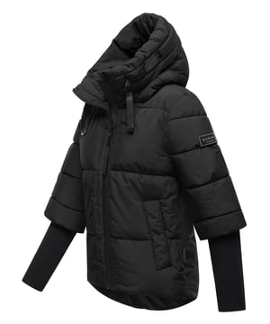 Die Damen-Steppjacke Lotusherz XIV von Navahoo überzeugt mit sportlich-urbanem Design und funktionalen Details. Die modische Steppung sorgt für einen modernen Look, während extralange Rippbündchen an den Ärmeln und eine gefütterte Kapuze zuverlässigen Schutz vor Wind und Kälte bieten. Zwei gefütterte Eingrifftaschen, eine integrierte Reißverschlusstasche sowie zwei praktische Innentaschen bieten ausreichend Stauraum für unterwegs. Reflektierende Schriftzug-Elemente erhöhen die Sichtbarkeit bei Dunkelheit – ideal für Alltag, Freizeit und Reisen. Erhältlich in 9 Farben und Größen XS–3XL.