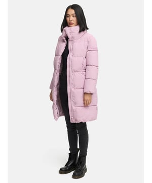 Die Damen-Steppjacke Yukanii von Marikoo vereint sportlich-elegantes Design mit funktionalem Komfort. Die klare, gleichmäßige Steppung sorgt für einen zeitlosen Look, während der taillierte Schnitt eine feminine Silhouette formt. Dank gefütterter Kapuze mit Kordelzug und hochschließendem Kragen bist du optimal vor Kälte geschützt. Zwei warme Reißverschlusstaschen außen und zwei Innentaschen bieten sicheren Stauraum. Mit elastischen Ärmelabschlüssen inkl. Daumenloch, hochwertigen Logo-Details und weichem Material wird diese Jacke zum stilvollen Begleiter durch Herbst und Winter.