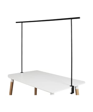
Ben je op zoek naar de perfecte manier om jouw tuintafel te verfraaien en een vleugje elegantie toe te voegen aan je buitenruimte? De verstelbare tafelklem in mat zwart is de ideale keuze. Met afmetingen van 137 tot 250 x 6 x 8,5 cm is deze klem ontworpen om te passen op vrijwel alle tafels, waardoor je eindeloze mogelijkheden hebt om je tafel te decoreren. Stijlvol en Veelzijdig De mat zwarte kleur geeft de tafelklem een moderne uitstraling die goed samengaat met diverse soorten tuinmeubilair. Of je nu een intiem diner in de tuin organiseert, een zomerse barbecue of gewoon wilt genieten van een rustige avond, deze tafelklem voegt een vleugje stijl toe aan elke gelegenheid. Duurzaam en Eenvoudig te Gebruiken Gemaakt van hoogwaardig materiaal, is deze tafelklem duurzaam en ontworpen om lang mee te gaan. De verstelbare functie maakt het eenvoudig om hem aan te passen aan de dikte van je tafelblad. Met een snelle installatie en gebruiksvriendelijkheid, zal je in een handomdraai jouw tafel kunnen decoreren met tafelkleden, lichtslingers, bloemstukken en meer. Veiligheid en Stabiliteit Een van de voordelen van deze verstelbare tafelklem is de mogelijkheid om decoraties veilig op hun plaats te houden, zelfs tijdens winderige omstandigheden. Hierdoor creëer je een stabiele en sfeervolle omgeving voor buiten dineren. Bloemen, verlichting, lantaarns en andere decoraties blijven op hun plek en zorgen voor een prachtige ambiance. Esthetische Meerwaarde De verstelbare tafelklem biedt niet alleen praktische voordelen, maar voegt ook een esthetische meerwaarde toe aan je buitenruimte. Je kunt decoraties op een georganiseerde en stijlvolle manier neerzetten, wat zorgt voor een aantrekkelijke presentatie. Kortom, de verstelbare tafelklem in mat zwart biedt veiligheid, veelzijdigheid en esthetiek voor jouw buiten- en binnenruimte. Transformeer je tafeldecoratie en creëer een gastvrije sfeer met deze elegante tafelklem. Bestel vandaag nog en maak van elke gelegenheid iets bijzonders. Materiaal: Metaal