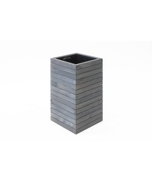 
Tijdloos design, universele toepassingsmogelijkheden - de moderne plantenbak van Westmann zet vakkundig accenten, zelfs in kleine ruimtes.De Westmann Mono bloemen- en plantenbak overtuigt vooral door zijn moderne en tijdloze uitstraling in donkergrijs grenenhout. Dankzij het compacte formaat is de plantenbak vrijwel overal te plaatsen. Hierdoor is het een multifunctioneel decoratief object voor uw entree, terras of balkon. Een bijzonderheid is zeker de praktische plantenbak: hiermee kunt u de planten eenvoudig plaatsen en verwijderen, zonder dat er aarde verloren gaat - een volkomen schone aangelegenheid. Er zijn geen grenzen als het gaat om beplanting: u kunt de plantenbak gebruiken als klassieke bloembak om uw buitenruimte te decoreren of om kruiden en groenten te kweken. Dankzij het lichte gewicht kunt u de plantenbak bovendien eenvoudig verplaatsen. Wij leveren de plantenbak volledig gemonteerd, zodat u na het uitpakken direct kunt beginnen met planten.Bijzonderheden:Dennenbos | FSC® - gecertificeerd | FSC®-keurmerk C176306Ideaal voor het decoreren van entrees, terrassen of balkonsModern design, subtiele kleurenGemakkelijk vergroenen van kleine oppervlaktenIncl. praktische planteninzet voor een schone beplantingVolledig gemonteerde levering - Afmeting: - Kleur: Grijs - Materiaal: Hout
