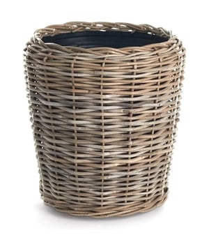 
Rotan plantenbakken van Naturn Living zijn een perfecte manier om uw tuin of terras te verfraaien. Ze zijn gemaakt van hoogwaardig rotan, wat betekent dat ze sterk en duurzaam zijn. De plantenbakken hebben een modern design met een strakke lijn en eenvoudige vormgeving. Ze zijn verkrijgbaar in verschillende kleuren, waaronder bruin, wit en zwart, waardoor ze gemakkelijk te combineren zijn met andere tuinmeubelen. De rotan plantenbakken van Naturn Living hebben een robuuste constructie die bestand is tegen weersomstandigheden. Ze zijn waterdicht en UV-bestendig, waardoor ze jarenlang meegaan. De binnenzijde is voorzien van een speciale coating die voorkomt dat er water in de bak blijft staan. Dit maakt de bakken ideaal voor het kweken van planten die veel water nodig hebben. De rotan plantenbakken van Naturn Living zijn ook mooi afgewerkt met fijne details zoals gebogen randen en gesneden lijnen. Deze details geven de bakken een luxueuze uitstraling die past bij elke tuinstijl. Bovendien kunnen de bakken worden gecombineerd met andere accessoires zoals bloempotten of decoratieve stenen om uw tuin of terras nog meer sfeer te geven. De rotan plantenbakken van Naturn Living zijn ook gemaakt om gemakkelijk schoon te maken en onderhoudsvriendelijk te zijn. U hoeft alleen maar af en toe af te nemen met een vochtige doek om de bakken er weer als nieuw uit te laten zien. Bovendien kunt u de bakken ook gebruiken als opbergruimte voor tuinspullen zoals tuingereedschap of bloempotgrond, waardoor uw tuin altijd netjes en opgeruimd blijft. Kortom, als u op zoek bent naar een stevige, duurzame en mooi afgewerkte plantenbak dan is de rotan plantenbak van Naturn Living precies wat u zoekt! Met hun moderne design, robuuste constructie en onderhoudsvriendelijkheid passen ze perfect in elke tuinstijl en geven ze uw tuin of terras net dat beetje extra sfeer dat het nodig heeft!  Rotan Rotan is een natuurlijk materiaal dat wordt gemaakt van de stengels van de rotanpalm. Het is een flexibel, duurzaam en sterk materiaal dat al eeuwenlang wordt gebruikt voor meubels, manden, korven en andere decoratieve items. Het is licht van gewicht, waterbestendig en relatief goedkoop. Rotan heeft ook een aantal voordelen ten opzichte van andere materialen zoals hout of metaal. Het is bestand tegen schimmel, insecten en rotting, waardoor het een uitstekende keuze is voor buitengebruik. Materiaal: Rattan