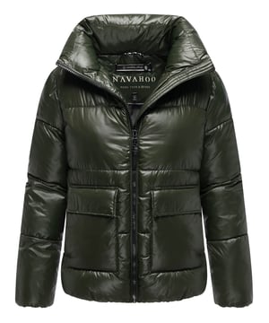 Die Eispracht Damen-Winterjacke von Navahoo verbindet elegantes Steppdesign mit praktischen Details. Das dezente Glanzmaterial sorgt für einen edlen Look, während die leichte Wattierung angenehm warm hält. Ein hochschließender Kragen, dicker Reißverschluss und ein innenliegender Gummizug am Saum bieten Schutz und Bewegungsfreiheit. Mit Pattentaschen und Innentasche ausgestattet – perfekt für Alltag, Reisen oder Freizeit. Erhältlich in 14 Farben und Größen S–3XL.