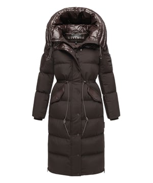 Der Navahoo Steppmantel Knusperherz vereint stilvolle Eleganz mit funktionalen Details – ideal für kalte Wintertage. Die gesteppte Optik und die feminine Taillierung mit verstellbarem Kordelzug sorgen für eine schöne Silhouette. Mattes Obermaterial wird durch glänzende Akzente an Kapuze, Schultern und Taschenklappen elegant ergänzt. Eine verstellbare Kapuze, elastische Ärmelbündchen, zwei praktische Innentaschen sowie seitliche Gehschlitze mit Reißverschluss bieten Komfort und Bewegungsfreiheit. Mit 2-Wege-Reißverschluss, Druckknopfleiste und markentypischen Details ist dieser Mantel der perfekte Begleiter für Alltag, Freizeit und winterliche Spaziergänge.