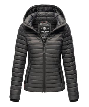 Die Marikoo Steppjacke Samtpfote überzeugt mit hochwertiger Verarbeitung, modischem Design und hohem Tragekomfort. Das weiche Obermaterial sowie die Kombination aus vertikaler und rautenförmiger Steppung verleihen ihr einen eleganten Look. Praktische Details wie eine abnehmbare Kapuze, zwei Reißverschlusstaschen und ein Logo-Patch am Oberarm runden das Modell ab. Mit leicht tailliertem Schnitt, warmen Rippbündchen und perfekter Passform bietet die Jacke sowohl Funktionalität als auch eine feminine Silhouette. Ideal für Alltag und Freizeit.
Material: Oberstoff/Futter/Wattierung 100% Polyester.