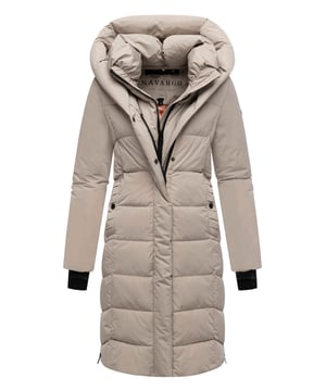 Die Damenjacke Laubzauber von Navahoo kombiniert Eleganz, Wärme und Funktionalität – perfekt für kalte Wintertage, Outdoor-Aktivitäten und den Alltag. Das matte Obermaterial sorgt für einen zeitlosen Look, während das herausnehmbare Innenfutter mit innovativer Sorona® Aura Füllung aus 37 % nachwachsenden Rohstoffen für leichte, umweltfreundliche Wärmeisolierung steht. Ein doppeltes Reißverschlusssystem mit Kinnschutz, ein praktischer Gehschlitz sowie elastische Ärmelbündchen mit Daumenloch erhöhen den Tragekomfort. Zwei gefütterte Außentaschen und zwei Innentaschen mit Reißverschluss bieten sicheren Stauraum. In 7 Farben und Größen XS–2XL erhältlich.