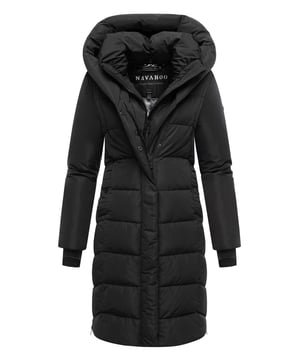 Die Damenjacke Laubzauber von Navahoo kombiniert Eleganz, Wärme und Funktionalität – perfekt für kalte Wintertage, Outdoor-Aktivitäten und den Alltag. Das matte Obermaterial sorgt für einen zeitlosen Look, während das herausnehmbare Innenfutter mit innovativer Sorona® Aura Füllung aus 37 % nachwachsenden Rohstoffen für leichte, umweltfreundliche Wärmeisolierung steht. Ein doppeltes Reißverschlusssystem mit Kinnschutz, ein praktischer Gehschlitz sowie elastische Ärmelbündchen mit Daumenloch erhöhen den Tragekomfort. Zwei gefütterte Außentaschen und zwei Innentaschen mit Reißverschluss bieten sicheren Stauraum. In 7 Farben und Größen XS–2XL erhältlich.