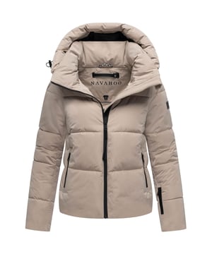 Die Damenjacke Frostherz XIV von Navahoo kombiniert modische Steppoptik mit hoher Funktionalität – ideal für kalte Tage in Stadt und Freizeit. Der hochschließende Kragen, die abnehmbare Kapuze und gefütterte Taschen schützen zuverlässig vor Wind und Kälte. Mit praktischen Außen- und Innentaschen, leichtem Gewicht und optimaler Länge ist sie ein vielseitiger Begleiter für Alltag und Outdoor-Aktivitäten. Erhältlich in 11 Farben und Größen XS–XXL.