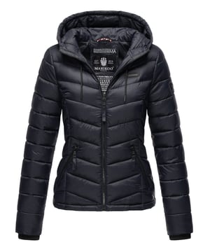Die Marikoo Steppjacke Kuala überzeugt mit modernem Design, hohem Tragekomfort und einer großen Farbauswahl. Das weiche Obermaterial und die leichte Fütterung machen sie zum idealen Begleiter für Frühling und Herbst. Die stylische Anordnung der Steppung sorgt für einen eleganten Look, während Kapuze mit Kordelzug und Rippbündchen an den Ärmeln zusätzlichen Schutz bieten. Praktische Details wie zwei Reißverschlusstaschen, eine Innentasche und Logo-Patches am Arm und auf der Brust runden die Jacke perfekt ab.
Material: Oberstoff/Futter 100% Polyester.
