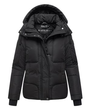 Die Navahoo Damen-Steppjacke Zauberlicht vereint modernes Design mit praktischen Details – perfekt für Herbst und Winter. Das leichte, gesteppte Material ist wasserabweisend und mit kuscheligem Fleece im Rücken- und Seitenbereich gefüttert, was für wohlige Wärme sorgt. Eine abnehmbare Kapuze mit Kordelzug, ein hochschließender Kragen mit Druckknopf und warme Außentaschen erhöhen den Tragekomfort. Zwei zusätzliche Innentaschen mit Reißverschluss bieten sicheren Stauraum. Logo-Details und 3D-Patches setzen edle Akzente. Mittellang geschnitten, sportlich-urban und komplett furfree – ein stilvoller Begleiter für Alltag, Freizeit und Reisen.
