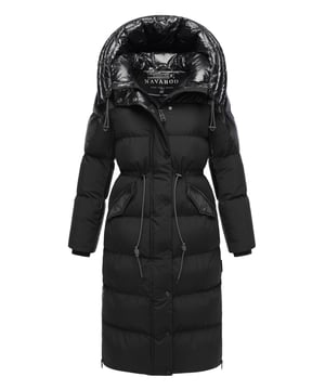 Der Navahoo Steppmantel Knusperherz vereint stilvolle Eleganz mit funktionalen Details – ideal für kalte Wintertage. Die gesteppte Optik und die feminine Taillierung mit verstellbarem Kordelzug sorgen für eine schöne Silhouette. Mattes Obermaterial wird durch glänzende Akzente an Kapuze, Schultern und Taschenklappen elegant ergänzt. Eine verstellbare Kapuze, elastische Ärmelbündchen, zwei praktische Innentaschen sowie seitliche Gehschlitze mit Reißverschluss bieten Komfort und Bewegungsfreiheit. Mit 2-Wege-Reißverschluss, Druckknopfleiste und markentypischen Details ist dieser Mantel der perfekte Begleiter für Alltag, Freizeit und winterliche Spaziergänge.