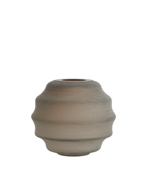 
Shop dit prachtige artikel van Light & LivingVaas Ø32,5x29 cm NAYORO glas mat licht bruin is gemaakt en ontwerpen door het Nederlandse merk Light & Living.De belangrijkste kenmerken van het artikel zijn als volgt:Kleur: BruinProduct Lengte: 32.5Product Breedte: 32.5Producht Hoogte: 29Gewicht: 5Light & Living werd meer dan vijftig jaar geleden opgericht. We begonnen met het maken van lampenkappen in een kleine fabriekshal. Al snel kwamen daar lampen bij, zodat we een totaal verlichtingsconcept konden aanbieden. Na vele jaren actief te zijn geweest op de verlichtingsmarkt, zijn we gaan uitbreiden met betaalbare woonaccessoires en (klein)meubelen.Wij weten als geen ander dat thuis de plek is waar mensen zich vaak het prettigst voelen. Een eigen plek, ingericht met comfortabele meubels en sfeervolle verlichting. We denken graag met je mee. Daarom reizen we de hele wereld over op zoek naar de mooiste verlichting en woondecoratie. We zijn altijd op zoek naar dat ene speciale item waar ons hart sneller van gaat kloppen. Deze momenten leggen we vast en vertalen we naar onze producten.Twee keer per jaar presenteren we een nieuwe seizoenscollectie. Zo weten we je elke keer weer te inspireren! - Afmeting: Ø32.5x29 - Kleur: Bruin - Materiaal: Glas