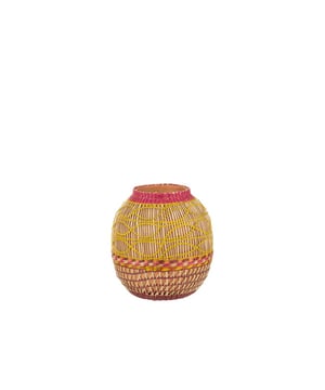 
Tijdloze Elegante Pracht met J-Line Vazen J-Line vazen belichamen de perfecte balans tussen tijdloze elegantie en eigentijdse flair, en voegen een vleugje verfijning toe aan elke ruimte. Deze veelzijdige decoratieve stukken hebben de kracht om een ruimte te transformeren en spreken zowel liefhebbers van minimalistische designelementen als degenen die van extravagantie houden aan. J-Line vazen zijn niet zomaar decoratieve stukken; ze zijn tijdloze, elegante pracht die je interieur verheffen en je persoonlijke stijl tot leven brengen. Of je nu een moderne of klassieke esthetiek hebt, er is altijd een J-Line vaas die jouw ruimte met verfijning en schoonheid zal verrijken. Goed om te weten: * Tijdloze elegantie * Diversiteit in design * Kleurenpalet * Geschikt voor elke gelegenheid * Persoonlijke expressie Materiaal:Zeegras