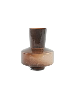 
De vaas TRASMO heeft een prachtige vorm waardoor (kunst)bloemen of pluimen goed tot zijn recht komen. Dit product kan je gebruiken als echte eye-catcher in elke ruimte! Deze vaas is gemaakt van Glas en heeft een bruine kleur. Dit product heeft de volgende afmetingen 23.5x23.5x29.5 cm.Productspecificaties* Materiaal: Glas* Kleur: Bruin* Afmeting: 23.5x23.5x29.5cm Light & LivingDit product is van het merk Light & Living. Light & Living is een toonaangevend merk in verlichting, woonaccessoires en klein meubilair. Dit Nederlandse merk staat garant voor een snel wisselende en brede collectie in de laatste trends en de juiste kleuren voor een goede prijs kwaliteit verhouding. - Afmeting: Ø23.5x29.5 - Kleur: Bruin - Materiaal: Glas