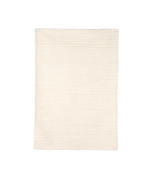 
Vloerkleed Luxy van LABEL51 is een royaal vloerkleed van 200x300 cm, waarin de mooiste subtiele ivoor kleurige contrasten elkaar hebben ontmoet. Het laagpolige vloerkleed voorzien van horizontale, speelse banen geeft een interieur een fijne, warme sfeer.Vloerkleed Luxy is een rechthoekig vloerkleed van 200x300 cm, uitgevoerd in de kleur ivoor, waarbij de bovenkant is gemaakt van het duurzame materiaal wol. Luxy heeft speelse banen als gestanste print, wat zorgt voor een moderne uitstraling. De onderzijde van het vloerkleed is gemaakt van 100% katoen, wat ervoor zorgt dat het vloerkleed goed op de vloer blijft liggen.Vloerkleed Luxy geeft een interieur een speelse, levendige en dynamische sfeer en kan zowel in een woon- als slaapkamer worden geplaatst. Vloerkleed Luxy biedt heel veel mogelijkheden en kan binnen verschillende interieurstijlen worden geplaatst. Vloerkleed Luxy is verkrijgbaar in de mooiste kleuren en meest ideale maten om neer te leggen in een zithoek.• Vloerkleed Luxy biedt de mogelijkheid eindeloos te variëren en combineren• De afmeting 200x300 cm is uitermate geschikt voor een grote zithoek• Vloerkleed Luxy is er in heel veel verschillende afmetingen en kleuren - Afmeting: 200x300x1 - Kleur: Wit - Materiaal: Wol