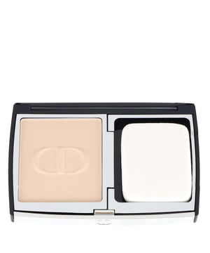 Erleben Sie makellose Schönheit mit dem Dior Forever Natural Velvet Powder Foundation in 1N Neutral. Dieses ultraleichte Puder-Foundation perfektioniert Ihren Teint und lässt gleichzeitig Ihre Haut atmen. Die hochdeckende Formel minimiert Unreinheiten, verbessert die Geschmeidigkeit und fördert einen ebenmäßigen Hautton, sodass ein strahlendes Erscheinungsbild für bis zu 24 Stunden gewährleistet ist. Angereichert mit schützendem Iris, porenverfeinernder Rose und feuchtigkeitsspendendem Wilden Stiefmütterchen, verschönert diese Foundation nicht nur, sondern nährt auch Ihre Haut. Ideal für Frauen, die ein natürliches Finish suchen, ohne auf Komfort zu verzichten.