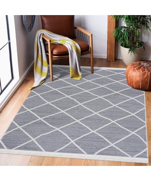
- 60x120 CM  Fashion Kelim Boho Wasbaar Tapijt Onze kelim-collectie van omkeerbare tapijten bestaat uit gerecycled katoen, dat dicht geweven is. Zo produceren wij een uniek en mooi tapijt. Dit is een luxe katoenen tapijt in traditioneel boho-kilim-patroon in actuele trendy kleuren. Door het eersteklas handwerk krijgt het tapijt een hoogwaardig en levendig gevoel en brengt het een geheel nieuwe moderne gezelligheid in je huis. Aan beide zijden te gebruiken: Een tapijt - twee kleurvariaties! Door eenvoudig te draaien krijgt het tapijt een andere look. De met de hand geknoopte franjes en de in kleur aangepaste koppeling aan twee zijden van het omkeerbare tapijt maken het totaalplaatje perfect af. Levendig en mooi: stijlvol en veelzijdig met zijn behaaglijke en tegelijkertijd moderne boho-look zal hij in Merk: Muratap Materiaal: Katoen Kleur: Grijs Afmetingen: 60x120 CM EAN: 4260748280553
