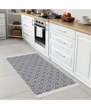 
- 80x150 CM  Fashion Kelim Boho Wasbaar Tapijt Onze kelim-collectie van omkeerbare tapijten bestaat uit gerecycled katoen, dat dicht geweven is. Zo produceren wij een uniek en mooi tapijt. Dit is een luxe katoenen tapijt in traditioneel boho-kilim-patroon in actuele trendy kleuren. Door het eersteklas handwerk krijgt het tapijt een hoogwaardig en levendig gevoel en brengt het een geheel nieuwe moderne gezelligheid in je huis. Aan beide zijden te gebruiken: Een tapijt - twee kleurvariaties! Door eenvoudig te draaien krijgt het tapijt een andere look. De met de hand geknoopte franjes en de in kleur aangepaste koppeling aan twee zijden van het omkeerbare tapijt maken het totaalplaatje perfect af. Levendig en mooi: stijlvol en veelzijdig met zijn behaaglijke en tegelijkertijd moderne boho-look zal hij in Merk: Muratap Materiaal: Katoen Kleur: Grijs Afmetingen: 80x150 CM EAN: 4260748281116