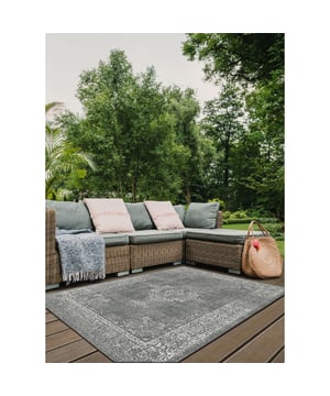 
- 200x200 CM Vierkant  Brussels Buitenkleed Vierkant – Vintage Boho Vloerkleed voor Buiten & Binnen Breng rust en warmte in je binnen- of buitenruimte met ons Brussels Buitenkleed. Dit stijlvolle vloerkleed in effen naturel tinten past perfect bij een Bohemian of Scandinavisch interieur, maar komt net zo mooi tot zijn recht op je terras, balkon of in de tuin. Het kleed is gemaakt van sterk, weerbestendig materiaal en voelt comfortabel aan onder blote voeten. Dankzij het reversible (keerbaar) ontwerp geniet je van dubbele levensduur én een subtiele variatie in structuur.  Waarom jij dit vloerkleed wilt hebben: Vintage Boho design – rustig, tijdloos en makkelijk te combineren Merk: Muratap Materiaal: Polypropyleen Kleur: Grijs Afmetingen: 200x200 CM Vierkant Overig: Anti-statisch en Anti-allergisch , Kleurvast en waterafstotend, Geschikt voor vloerverwarming, Geluiddempend, Keurmerk OEKO-TEX100