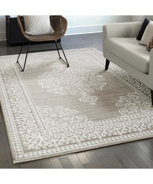 
- 80x150 CM  Harmony Vloerkleed - Laagpolig - Beige - Oriënt Look Het Harmony Vloerkleed combineert klassieke elegantie met moderne functionaliteit. Dit stijlvolle tapijt met een Oriënt-look en subtiele beige tinten brengt warmte en sfeer in elke ruimte. Perfect geschikt voor woonkamers, slaapkamers of gangen dankzij het veelzijdige ontwerp en de hoogwaardige afwerking.  Belangrijkste kenmerken: Design: Klassieke Oriënt-look in een stijlvolle beige kleur, perfect voor moderne en klassieke interieurs. Laagpolig: Een poolhoogte van ca. 13 mm maakt dit vloerkleed onderhoudsvriendelijk en comfortabel. Formaten: Beschikbaar in verschillende afmetingen, passend voor elke ruimte in huis. Materiaal: Gemaakt van duurzaam polypropyleen – zacht, slijtvast en gemakkelijk schoon te maken. Oeko-Tex gecertificeerd: Vrij van schadelijke Merk: Muratap Materiaal: Polypropyleen Kleur: Beige Afmetingen: 80x150 CM EAN: 6152811072029