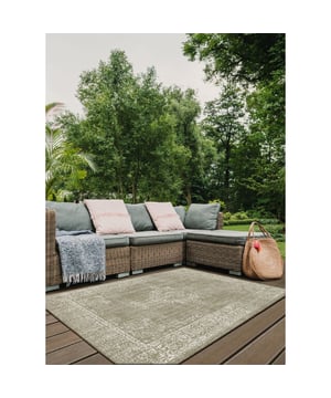 
- 140x200 CM  Brussels Buitenkleed – Vintage Vloerkleed voor Buiten & Binnen Breng rust en warmte in je binnen- of buitenruimte met ons Brussels Buitenkleed. Dit stijlvolle vloerkleed in naturel tinten past perfect bij een Bohemian of Scandinavisch interieur, maar komt net zo mooi tot zijn recht op je terras, balkon of in de tuin. Het kleed is gemaakt van sterk, weerbestendig materiaal en voelt comfortabel aan onder blote voeten. Dankzij het reversible (keerbaar) ontwerp geniet je van dubbele levensduur én een subtiele variatie in structuur.  Waarom jij dit vloerkleed wilt hebben: Vintage design – rustig, tijdloos en makkelijk te combineren Indoor & outdoor Merk: Muratap Materiaal: Polypropyleen Kleur: Beige Afmetingen: 140x200 CM Overig: Anti-statisch en Anti-allergisch , Kleurvast en waterafstotend, Geschikt voor vloerverwarming, Geluiddempend, Keurmerk OEKO-TEX100