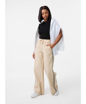 Elevate your everyday vibe with our Stripe Tracksuit Bottoms. These side stripe joggers€‹ blend style and comfort with their fit and trendy detailing. Style them with a basic baby tee or an oversized hoodie for the comfiest look!