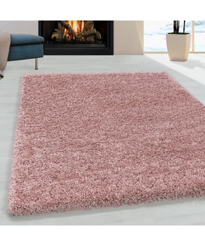 
Supersoft hoogpolig vloerkleed. Dit tapijt zorgt voor warmte en sfeer in uw kamer. - 240x340 CM  Himalaya Monaco Hoogpolige Shaggy Vloerkleden De Himalaya Monaco Collectie zorgt met zijn moderne kleuren voor een bijzonder warme sfeer in huis. Dit vloerkleed is geschikt in zowel de woonkamer als in slaapkamers. Met zijn Poolhoogte van ruim 30mm is dit vloerkleed bijzonder dik geknoopt. - Vlekbestendig en onderhoudsvriendelijk omdat het kleed is gemaakt van synthetische vezels. - Kleurvast, waterafstotend, antistatisch en anti-allergisch. - Naast een zacht en comfortabel gevoel beschikt dit materiaal over diverse goede eigenschappen waardoor het tapijt pluisvrij en gemakkelijk schoon te maken is. Productspecificaties: 100% Soft Touch Polypropyleen Poolhoogte : 30mm Gewicht = 2.100gr/m² Geluiddempend Geschikt voor vloerverwarming Anti-statisch en Merk: Muratap Materiaal: Synthetisch Kleur: Roze Afmetingen: 240x340 CM EAN: 6017407160132