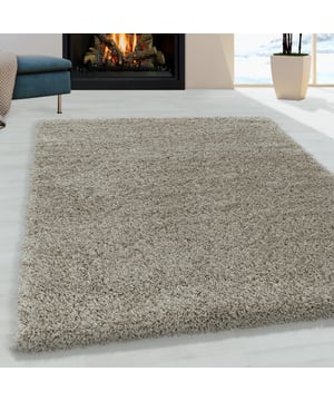 
Supersoft hoogpolig vloerkleed. Dit tapijt zorgt voor warmte en sfeer in uw kamer. - 200x290 CM  Himalaya Monaco Hoogpolige Shaggy Vloerkleden De Himalaya Monaco Collectie zorgt met zijn moderne kleuren voor een bijzonder warme sfeer in huis. Dit vloerkleed is geschikt in zowel de woonkamer als in slaapkamers. Met zijn Poolhoogte van ruim 30mm is dit vloerkleed bijzonder dik geknoopt. - Vlekbestendig en onderhoudsvriendelijk omdat het kleed is gemaakt van synthetische vezels. - Kleurvast, waterafstotend, antistatisch en anti-allergisch. - Naast een zacht en comfortabel gevoel beschikt dit materiaal over diverse goede eigenschappen waardoor het tapijt pluisvrij en gemakkelijk schoon te maken is. Productspecificaties: 100% Soft Touch Polypropyleen Poolhoogte : 30mm Gewicht = 2.100gr/m² Geluiddempend Geschikt voor vloerverwarming Anti-statisch en Merk: Muratap Materiaal: Synthetisch Kleur: Creme Afmetingen: 200x290 CM EAN: 6017402544548