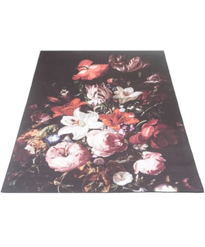 
Ben je op zoek naar een trendy eye-catcher voor in je interieur? Dan is vloerkleed Mason van het merk Home67 precies wat je zoekt! De print met donkere achtergrond en gekleurde bloemen is op dit moment een grote trend en is perfect als je kleur wilt toevoegen aan je interieur. Het design is geïnspireerd op één van de meesterwerken van de kunstenaar Ruysch. Het vloerkleed is daarnaast makkelijk te combineren in het interieur. In het vloerkleed zijn namelijk zoveel verschillende kleuren te zien dat het vloerkleed overal bij past. Leverbaar in de volgende maten: ø120 cm, ø160 cm, ø200 cm, 160 x 230 cm en 200 x 290 cm. Merk: Home67 Materiaal: Synthetisch Kleur: Zwart;Paars;Rood EAN: 7141041986694