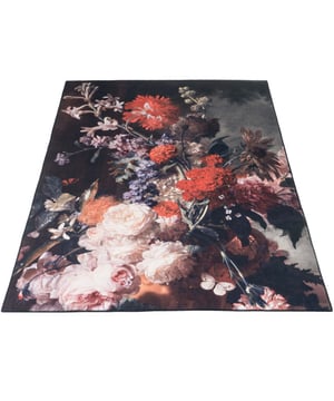 
Ben je op zoek naar een trendy eye-catcher voor in je interieur? Dan is vloerkleed Remy van het merk Home67 precies wat je zoekt! De print met warme achtergrond en gekleurde bloemen is op dit moment een grote trend en is perfect als je kleur wilt toevoegen aan je interieur. Het design is geïnspireerd op één van de meesterwerken van de kunstenaar Ruysch. Het vloerkleed is daarnaast makkelijk te combineren in het interieur. In het vloerkleed zijn namelijk zoveel verschillende kleuren te zien dat het vloerkleed overal bij past. Leverbaar in de volgende maten: ø120 cm, ø160 cm, ø200 cm, 160 x 230 cm en 200 x 290 cm. Merk: Home67 Materiaal: Synthetisch Kleur: Rood;Groen;Zwart EAN: 7141041986939