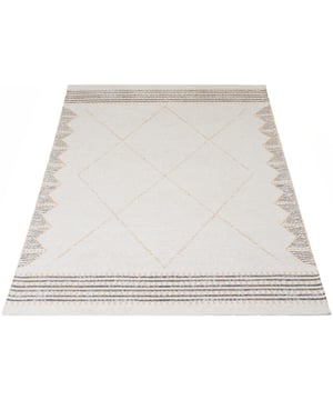 
Een mooi vloerkleed is een echte aanwinst voor je interieur, maar voor welk exemplaar ga jij? Maak kennis met Ravi van het merk Home67! Vloerkleed Ravi heeft een speels, grafisch design. Het moderne vloerkleed geeft je woon- of slaapkamer direct een frisse uitstraling. Grafische prints kunnen zich subtiel mengen in je interieur of juist een opvallende boost geven. Leverbaar in de volgende maten: 160 x 230 cm en 200 x 280 cm. Trend: Werk met verschillende lagen. Combineer verschillende vloerkleden voor een speels en warm effect. Ga voor verschillende materialen, zoals een jute variant met een gekleurd laagpolig vloerkleed. Of combineer een neutraal kleed met een drukkere print voor een extra speels effect. Merk: Home67 Materiaal: Synthetisch Kleur: Wit;Geel EAN: 7141041989305