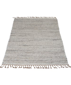 
Of je nu een modern, Scandinavisch of landelijk interieur hebt, dit wollen vloerkleed met franjes past moeiteloos bij verschillende interieurstijlen. Vloerkleed Sol is een veelzijdig stuk dat een warme sfeer geeft aan elke ruimte. Wol staat bekend om zijn duurzaamheid en natuurlijke weerstand tegen vuil en vlekken. Hierdoor is dit kleed ook een praktische aanvulling op je interieur! Vloerkleed Sol is verkrijgbaar in de volgende maten: 160 x 230 cm, 200 x 240 cm, 200 x 280 cm en 240 x 340 cm. Merk: Home67 Materiaal: Wol Kleur: Grijs EAN: 8720769972760