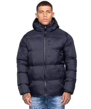 Una chaqueta cálida y lista para cualquier clima, con exterior de softshell de nailon, forro e aislamiento de poliéster y tejido de tacto suave. Cuenta con cierre completo de cremallera, capucha desmontable y ajustable con ribete de pelo en el cuello y cuello alto para mayor protección. Diseñada con bolsillo en el pecho con cremallera, dos bolsillos laterales con botón y un bolsillo interior para guardar de forma segura. Acabada con mangas largas y puños de tormenta acanalados. Impermeable, cortaviento y acolchada para aislamiento—perfecta para días fríos, húmedos y ventosos.