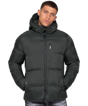 Una chaqueta cálida y lista para cualquier clima, con exterior de softshell de nailon, forro e aislamiento de poliéster y tejido de tacto suave. Cuenta con cierre completo de cremallera, capucha desmontable y ajustable con ribete de pelo en el cuello y cuello alto para mayor protección. Diseñada con bolsillo en el pecho con cremallera, dos bolsillos laterales con botón y un bolsillo interior para guardar de forma segura. Acabada con mangas largas y puños de tormenta acanalados. Impermeable, cortaviento y acolchada para aislamiento—perfecta para días fríos, húmedos y ventosos.
