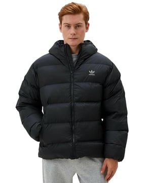 Bleib diesen Winter ohne Aufwand warm in der adidas Originals Commercial Hooded Puffer Jacket in Schwarz, die mit plüschiger Isolierung und einem eleganten, minimalistischen Look gestaltet ist, der für jede Gelegenheit geeignet ist. Für Komfort bei fallenden Temperaturen entworfen, bietet dieses Möbelstück für kaltes Wetter langlebigen, gewobenen Stoff, um den Wind abzuhalten. Ein durchgehender Reißverschluss und ein hoher Kragen helfen, die Wärme zu speichern, während praktische seitliche Taschen Platz bieten, um kleine Essentials zu verstauen oder deine Hände warm zu halten. Reißverschlusstaschen und ein tonal gehaltenes adidas-Branding runden das Design ab.