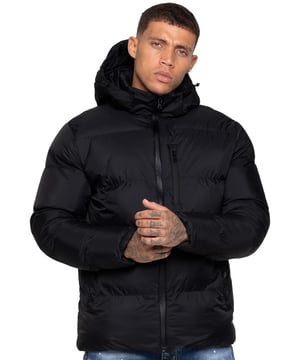 Una chaqueta cálida y lista para cualquier clima, con exterior de softshell de nailon, forro e aislamiento de poliéster y tejido de tacto suave. Cuenta con cierre completo de cremallera, capucha desmontable y ajustable con ribete de pelo en el cuello y cuello alto para mayor protección. Diseñada con bolsillo en el pecho con cremallera, dos bolsillos laterales con botón y un bolsillo interior para guardar de forma segura. Acabada con mangas largas y puños de tormenta acanalados. Impermeable, cortaviento y acolchada para aislamiento—perfecta para días fríos, húmedos y ventosos.