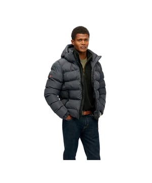 Doudoune Superdry Essential Homme Noir Polyester. Authentique Vetement de la marque Superdry - design streetwear/sportswear de Superdry - Superdry pour Homme fashion, parfait pour la vie de tous les jours - Doudoune Superdry de couleur Noir s'associe parfaitement avec le reste de votre dressing - matiere Polyester confortable -   classic - Essential -