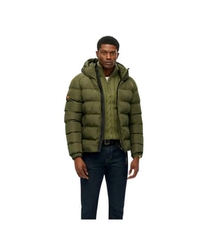 Doudoune Superdry Essential Homme Kaki Polyester. Authentique Vetement de la marque Superdry - design streetwear/sportswear de Superdry - Superdry pour Homme fashion, parfait pour la vie de tous les jours - Doudoune Superdry de couleur Kaki s'associe parfaitement avec le reste de votre dressing - matiere Polyester confortable -   classic - Essential -