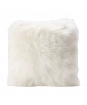 Luxuriöses Kissen aus echtem Schaffell – 40 × 40 cm Bringen Sie mit diesem luxuriösen Kissen aus Schaffell Wärme, Komfort und zeitlosen Stil in Ihr Zuhause. Dieses Kissen besteht auf der Vorderseite aus 100 % echtem Schaffell und hat eine Rückseite aus weichem Wildlederimitat. Es verleiht jedem Raum einen Hauch von Eleganz. Das Kissen ist großzügig mit 100 % Polyester gefüllt und bietet dauerhaften Komfort und Halt. Eigenschaften: • Vorderseite aus echtem Schaffell – aus 100 % echter Wolle für ein weiches, natürliches Gefühl • Rückseite aus Wildlederimitat – glatt und langlebig für einen stilvollen Kontrast • Größe: 40 × 40 cm (ca.) • Füllung: Innenkissen aus 100 % Polyester, bequem und stützend • Einseitiges Design – eine Seite echtes Schaffell, Rückseite aus Wildlederimitat • Luxuriöse Optik und Haptik – perfekt für Sofas, Sessel und Betten • Zeitlose neutrale Töne – passen sowohl zu modernen als auch zu klassischen Inneneinrichtungen Dieses Kissen ist ein wunderschönes Statement in jedem Wohnraum und auch ein aufmerksames Geschenk für besondere Anlässe. Warum echtes Schaffell wählen? Im Gegensatz zu synthetischen Teppichen bietet echtes Schaffell natürliche Wärme, Atmungsaktivität und Haltbarkeit. Seine seidigen Fasern fühlen sich weich an und sind von Natur aus schmutzabweisend. Damit ist es eine praktische und zugleich luxuriöse Wahl für jedes Zuhause.