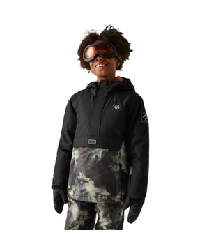 100% Recyceltes Polyester. Design: Logo. Rand: Reflektierend. Gewebetechnik: Ared 10000-Material, ARED 15/15, Atmungsaktiv, isolierend, PFOS Frei, wasserabweisend, Wasserfest. Kinnschutz, Sehr warm, Reißverschluss-Schutz innen, Leicht gefüttertes Rückenpanel, Seitlicher Reißverschluss, Schneerock, Versiegelte Nähte. Mit Kapuze, Stehkragen. Bündchen: Stretch innen, Klettverschlusslasche. Langärmlig. Kapuzenmerkmale: Elastisch, angenähte Kapuze. Taschenart: Tasche für Skipass, 1 Vordertasche, Klappenverschluss, Klettverschluss, Zwei Seitentaschen, Reißverschluss. mit halbem Reißverschluss, Zum Überziehen. Material: Ohne PFC (per- und polyfluorierte Chemikalien), PFOA-frei. 146-152: 78,74 cm. 158: 81,28 cm. 128: 67,31 cm. 140: 72,4 cm. 170-176: 90,17 cm. 164: 86,36 cm. 116: 61 cm. 104: 57,15 cm.