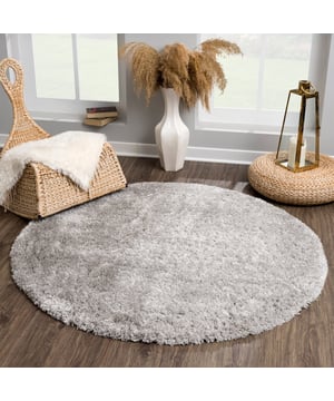 
Hoogpolig vloerkleed met een zacht oppervlak. Gemakkelijk in onderhoud. - 150 CM ROND Prachtige Hoogpolige vloerkleden uit de Porto Collectie. Dit hoogpolige fluffy vloerkleed heeft een zachte touch. Met een poolhoogte van 45 mm is dit vloerkleed superwarm en geschikt voor vloerverwarming. De kleuren zijn modern en zorgen voor een warme sfeer in de kamer. Dit hoogpolige vloerkleed is anti-statisch en anti-allergisch. Gemakkelijk in onderhoud en zeer gemakkelijk te stofzuigen. De Porto collectie bestaat uit meerdere kleuren, afmetingen en vormen. Artikeldetails: Gewicht 2,1 kg/m² Materiaal onderkant: Jute Materiaalsamenstelling 100% Polypropyleen Poolhoogte 45 mm Productietechniek: Machinaal geweven Loopgeluiddempend Geschikt voor vloerverwarming Onderhoudsvriendelijk Keurmerk OEKO-TEX: Al onze Merk: Muratap Materiaal: Polypropyleen Kleur: Grijs Afmetingen: 150 CM ROND EAN: 6017405275234