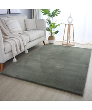 
- 80x150 CM Pouffy Fluffy Collectie – Hoogpolig Vloerkleed De Pouffy Fluffy collectie voegt een vleugje luxe en comfort toe aan uw interieur met zijn ultra-zachte, hoogpolige vloerkleden in uni kleuren. Deze vloerkleden creëren een warme en knusse sfeer, perfect voor de woonkamer, slaapkamer of elke ruimte die extra gezelligheid kan gebruiken. Productkenmerken: Stijl: Hoogpolig – heerlijk zacht en comfortabel onder de voeten Materiaal: Pluche polyester – zacht, stevig en slijtvast Rug: Katoenen rug – biedt extra grip en stabiliteit Kleur: Uni Beige – een neutrale en tijdloze kleur die bij elk interieur past Pluspunten: Zacht en Comfortabel: De hoge pool zorgt voor een luxe en behaaglijke loopervaring. Veilig en Duurzaam: De Merk: Muratap Materiaal: Polyester Kleur: Groen Afmetingen: 80x150 CM EAN: 6152807274253