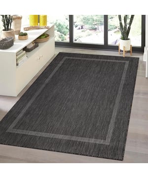 
- 200x290 CM Relax Uni Indoor & Outdoor Collectie De Relax collectie biedt trendy en onderhoudsvriendelijke vloerkleden die zowel binnen als buiten een stijlvolle toevoeging zijn. Dankzij het waterbestendige materiaal kan dit vloerkleed het hele jaar door buiten blijven liggen, zelfs in de zomermaanden. Productkenmerken: Materiaal: Polypropyleen – robuust, kleurvast en waterafstotend Poolhoogte: 6 mm – laagpolig, ideaal voor intensief gebruik Vormen: Verkrijgbaar als rechthoek en rond, passend bij elke ruimte Eigenschappen: Anti-statisch, anti-allergisch, geschikt voor vloerverwarming en geluiddempend Onderhoud: Het platgeweven ontwerp maakt het kleed eenvoudig te reinigen met een natte doek of tapijtreiniger. Keurmerk OEKO-TEX 100: De Relax collectie is Merk: Muratap Materiaal: Polypropyleen Kleur: Zwart Afmetingen: 200x290 CM EAN: 6152807683604