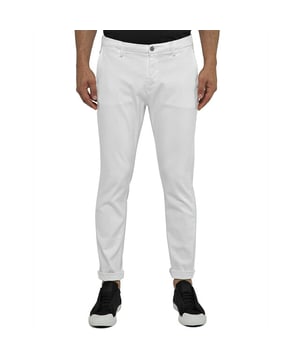 
Replay Zeumar Hyperflex X-lite Chino biedt ultiem comfort door de stretchstof en slanke pasvorm. Met stijlvolle steekzakken en knoop- en ritssluiting blijft deze witte chino veelzijdig en modern. Replay staat bekend om innovatieve mode die comfort en stijl moeiteloos combineert. - Over het Merk: Replay is een Italiaans kledingmerk dat in 1978 werd opgericht door Claudio Buziol. Het merk staat bekend om zijn trendy en casual ontwerpen, die zijn geïnspireerd door de urban lifestyle. De kleding van Replay is gemaakt van hoogwaardige materialen, zoals katoen, denim en leer. Het merk biedt een breed scala aan kleding aan, waaronder jeans, truien, jassen, broeken, shorts en accessoires. De ontwerpen van Replay zijn vaak geïnspireerd door de urban lifestyle. Het merk gebruikt moderne stijlelementen, zoals comfortabele pasvormen, trendy prints en opvallende logo's, om een ​​trendy en casual uitstraling te creëren.
