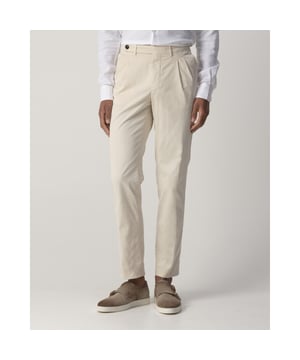 
Dutch Dandies - Chino is jouw nieuwe favoriet in beige. Met een modern fit en comfortabele stretch biedt deze broek steekzakken voor en paspelzakken achter. Gemaakt van 97% katoen en 3% elastaan, sluit hij met een stijlvolle knoop en rits. Dutch Dandies combineert tijdloze elegantie met een moderne twist, perfect voor diverse gelegenheden. Dit kledingstuk is ideaal voor werk of een avondje uit. - Over het merk: Dutch Dandies is een merk dat de dandy lifestyle hoog in het vaandel heeft staan. De man die vanuit zijn levensvisie veel aandacht besteedt aan zijn uiterlijk, dat is een echte Dutch Dandy. De kledinglijn is geïnspireerd op de ouderwetse dandy stijl, maar ouderwets is een woord waarmee je het merk tekort zou doen. De man met een Rock & Roll lifestyle, maar dan met een grote feeling voor stijl en details.