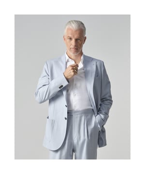 
- Over het merk: Dutch Dandies is een merk dat de dandy lifestyle hoog in het vaandel heeft staan. De man die vanuit zijn levensvisie veel aandacht besteedt aan zijn uiterlijk, dat is een echte Dutch Dandy. De kledinglijn is geïnspireerd op de ouderwetse dandy stijl, maar ouderwets is een woord waarmee je het merk tekort zou doen. De man met een Rock & Roll lifestyle, maar dan met een grote feeling voor stijl en details.