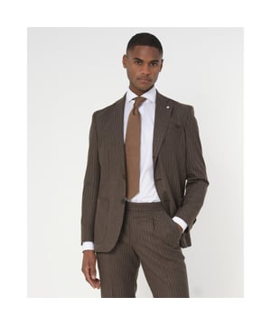 
Dutch Dandies Damon Mix & Match Colbert, perfect voor wie houdt van stijl en comfort. Gemaakt van 98% wol, 2% elastaan en afgewerkt in een bruine streep en flanelconstructie. Dit colbert met drie knopen, haakrevers en opgestikte zakken heeft ook een handige binnenzak. Dutch Dandies staat bekend om het combineren van klassieke elegantie met een moderne twist, precies wat je hier vindt. - Over het merk: Dutch Dandies is een merk dat de dandy lifestyle hoog in het vaandel heeft staan. De man die vanuit zijn levensvisie veel aandacht besteedt aan zijn uiterlijk, dat is een echte Dutch Dandy. De kledinglijn is geïnspireerd op de ouderwetse dandy stijl, maar ouderwets is een woord waarmee je het merk tekort zou doen. De man met een Rock & Roll lifestyle, maar dan met een grote feeling voor stijl en details.