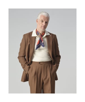 
Dutch Dandies Arno Kantelberg Pak combineert stijl met vakmanschap. Gemaakt van 100% wol en in een warme bruine tint, biedt het een comfortabele fit met opgestikte zakken en een drieknoopssluiting. Het colbert heeft een dubbele split en haak revers, terwijl de broek is voorzien van zijspanners en steekzakken. Dutch Dandies staat voor tijdloze elegantie en hoogwaardige ontwerpen die elke gelegenheid memorabel maken. - Over het merk: Dutch Dandies is een merk dat de dandy lifestyle hoog in het vaandel heeft staan. De man die vanuit zijn levensvisie veel aandacht besteedt aan zijn uiterlijk, dat is een echte Dutch Dandy. De kledinglijn is geïnspireerd op de ouderwetse dandy stijl, maar ouderwets is een woord waarmee je het merk tekort zou doen. De man met een Rock & Roll lifestyle, maar dan met een grote feeling voor stijl en details.