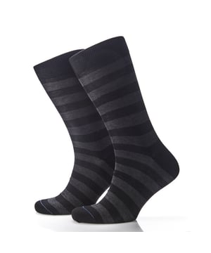 
Dutch Dandies Sokken voor stijlvol comfort. Donkergrijze strepen geven een elegante uitstraling. Gemaakt van hoogwaardige materialen voor langdurig draagplezier. Dutch Dandies staat voor verfijnde klasse en moderne elegantie met oog voor detail. - Over het merk: Dutch Dandies is een merk dat de dandy lifestyle hoog in het vaandel heeft staan. De man die vanuit zijn levensvisie veel aandacht besteedt aan zijn uiterlijk, dat is een echte Dutch Dandy. De kledinglijn is geïnspireerd op de ouderwetse dandy stijl, maar ouderwets is een woord waarmee je het merk tekort zou doen. De man met een Rock & Roll lifestyle, maar dan met een grote feeling voor stijl en details.