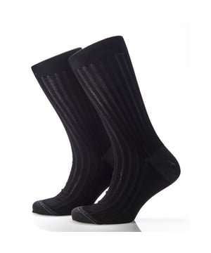 
Dutch Dandies Sokken combineren stijl en comfort. Deze zwarte sokken met subtiele accenten zijn de ideale keuze voor elke dag. Dutch Dandies staat voor verfijnde kwaliteit en tijdloze elegantie. Perfect om je outfit compleet te maken. - Over het merk: Dutch Dandies is een merk dat de dandy lifestyle hoog in het vaandel heeft staan. De man die vanuit zijn levensvisie veel aandacht besteedt aan zijn uiterlijk, dat is een echte Dutch Dandy. De kledinglijn is geïnspireerd op de ouderwetse dandy stijl, maar ouderwets is een woord waarmee je het merk tekort zou doen. De man met een Rock & Roll lifestyle, maar dan met een grote feeling voor stijl en details.